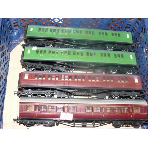 272 - TRAY OF 7 COACHES INCLUDING 3 PULLMAN SET AND TRIANG HORNBY SET