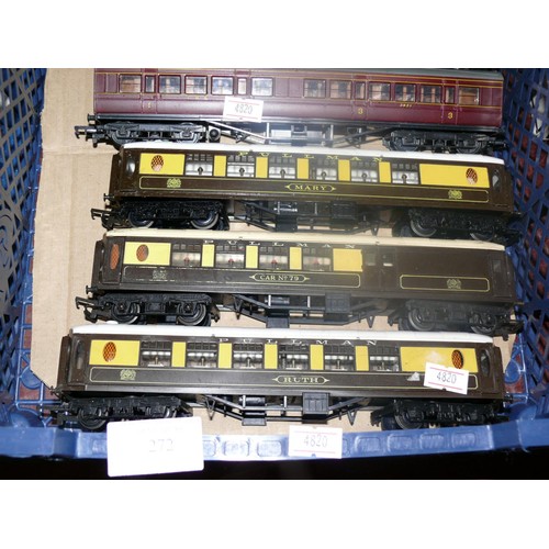 272 - TRAY OF 7 COACHES INCLUDING 3 PULLMAN SET AND TRIANG HORNBY SET