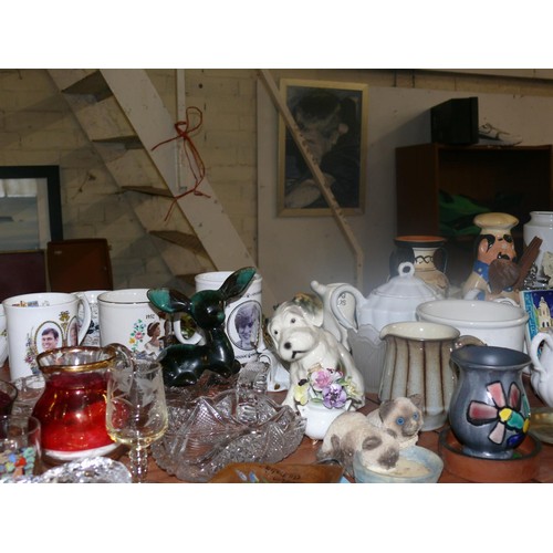 195 - LARGE COLLECTION OF CHINA AND GLASSWARE TO INCLUDE BESWICK CAT, PORTMEIRION POT, WORCESTER EGG CODDL... 