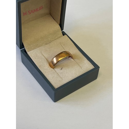 10 - A 18ct GOLD WEDDING BAND THE SIZE P WEIGHT 4.15gr BOXED