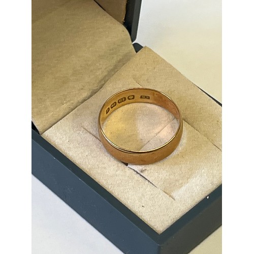 10 - A 18ct GOLD WEDDING BAND THE SIZE P WEIGHT 4.15gr BOXED