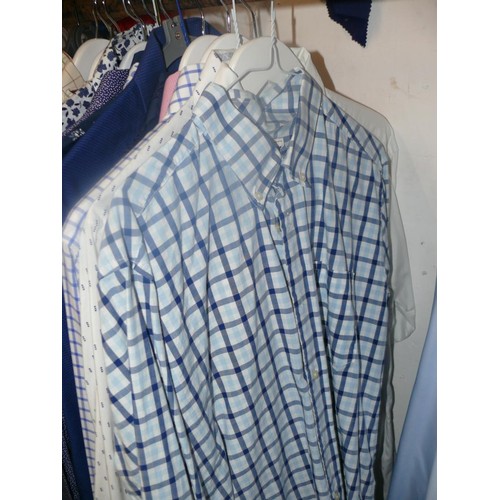 345 - 17 GOOD QUALITY GENTS SHIRTS TO INCLUDE BARBOUR, SAMUEL WINDSOR, CHARLES TYRWHITT, DANIEL HECHTER ET... 