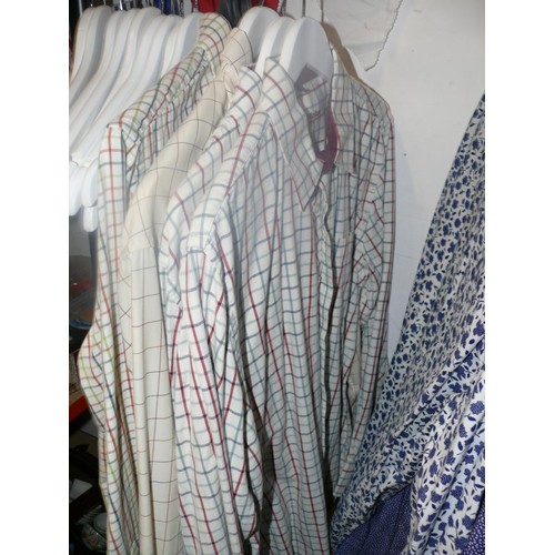 345 - 17 GOOD QUALITY GENTS SHIRTS TO INCLUDE BARBOUR, SAMUEL WINDSOR, CHARLES TYRWHITT, DANIEL HECHTER ET... 