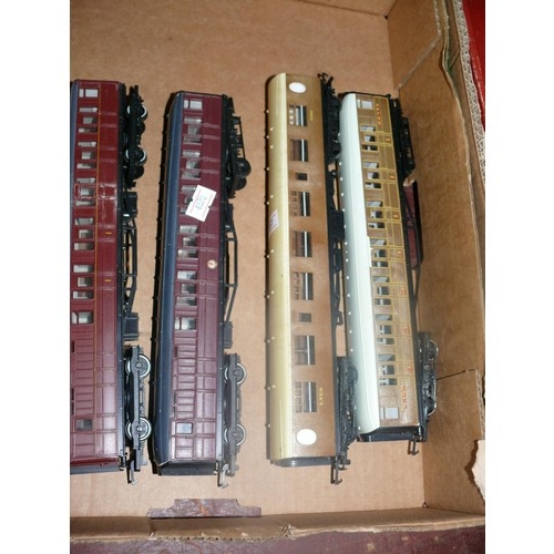 279 - 6 COACHES, 2 BOXED, BACHMANN & LIMA