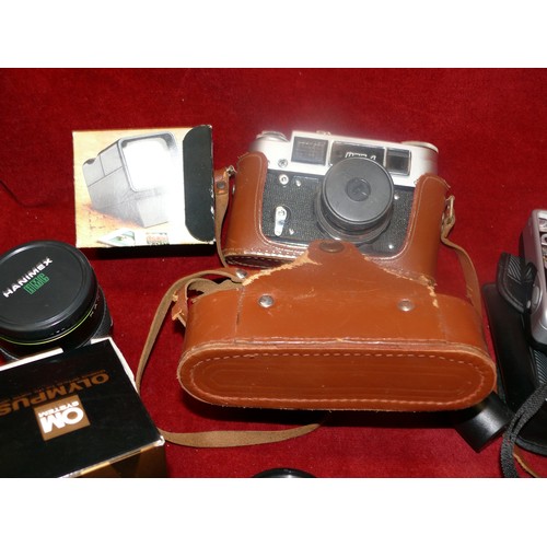 237 - NICE COLLECTION OF VINTAGE CAMERAS AND EQUIPMENT