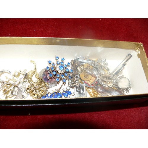 238 - NICE SELECTION OF JEWELLERY TO INCLUDE A CANADIAN BAR BROOCH IN STERLING SILVER AND VARIOUS OTHER VI... 