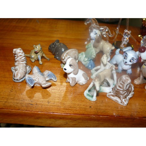 243 - COLLECTION OF GLASS AND CRYSTAL ITEMS TO INCLUDE CRYSTAL SWAN, CLAMS AND BEAR PLUS GLASS BIRDS AND H... 