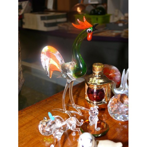 243 - COLLECTION OF GLASS AND CRYSTAL ITEMS TO INCLUDE CRYSTAL SWAN, CLAMS AND BEAR PLUS GLASS BIRDS AND H... 