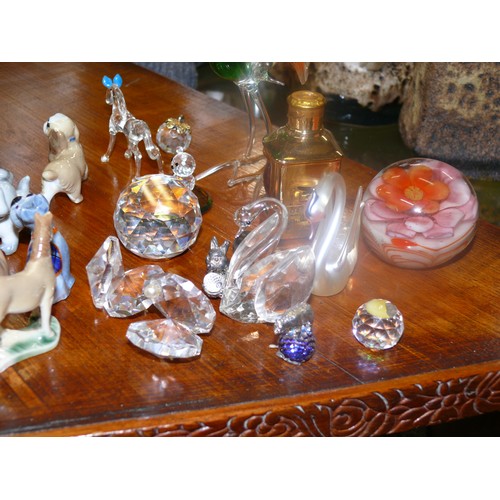 243 - COLLECTION OF GLASS AND CRYSTAL ITEMS TO INCLUDE CRYSTAL SWAN, CLAMS AND BEAR PLUS GLASS BIRDS AND H... 