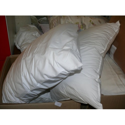 332 - LARGE QUANTITY OF GOOD QUALITY BEDDING, PILLOWS ETC