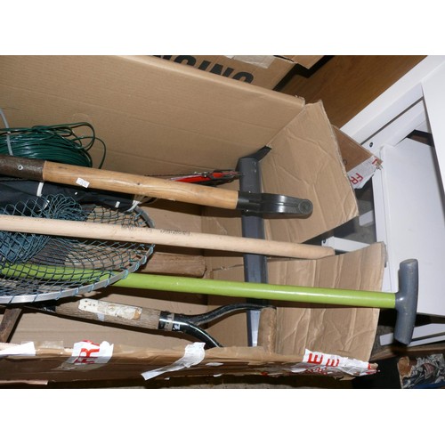 356 - LARGE BOX OF GARDEN SPADE, SHOVEL, MALLET, EDGERS ETC