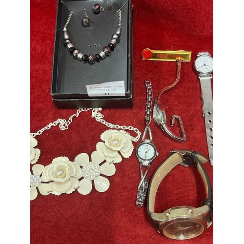 41 - A NICE COLLECTION OF COSTUME JEWELLERY TO INCLUDE RINGS, NECKLACES, WATCHES AND EARRINGS SOME SILVER... 