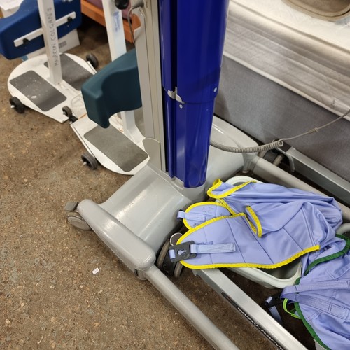 316 - ARJO MAXI MOVE HOIST/ PATIENT LIFT WITH SLING