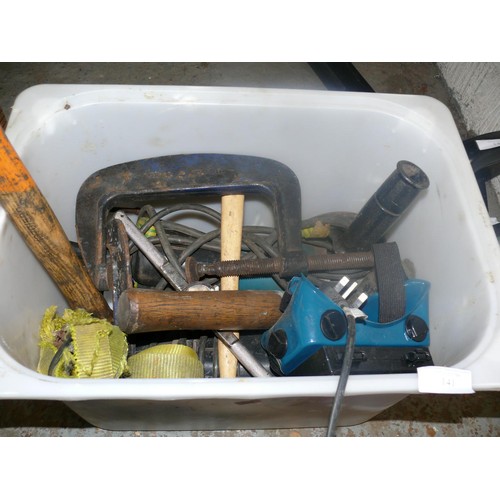 141 - TUB OF VARIOUS TOOLS TO INCLUDE A MAKITA DRILL, G CLAMP, HAMMERS ETC