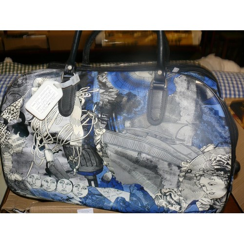 183 - GOOD QUALITY BLUE TRAVEL HOLDALL