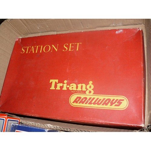 280 - TRAY WITH BOXED TRI-ANG STATION SET R81, TRI-ANG CRANE UNIT PLUS BOXED TRI-ANG PAIR OF COMPOSITE COA... 