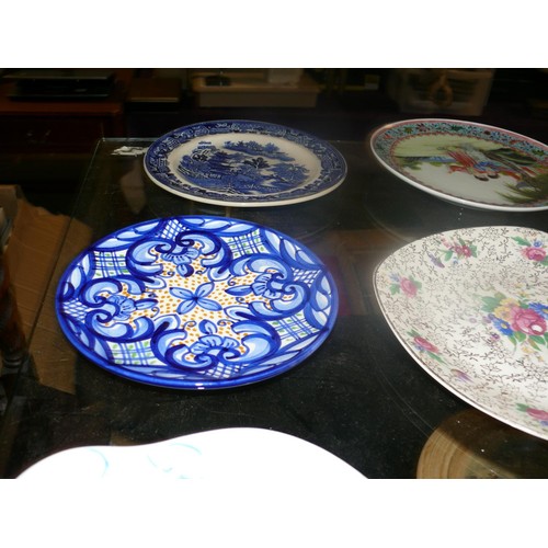 301 - SELECTION OF DECORATIVE COLLECTORS PLATES TO INCLUDE ROYAL ALBERT CROWN CHINA, GRINDLEY, MIDWINTER E... 