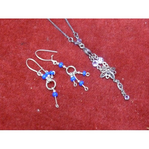 33 - A LOVELY SILVER NECKLACE IN FILIGREE WORK AND PAIR OF DROP EARRINGS