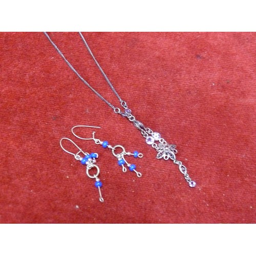 33 - A LOVELY SILVER NECKLACE IN FILIGREE WORK AND PAIR OF DROP EARRINGS