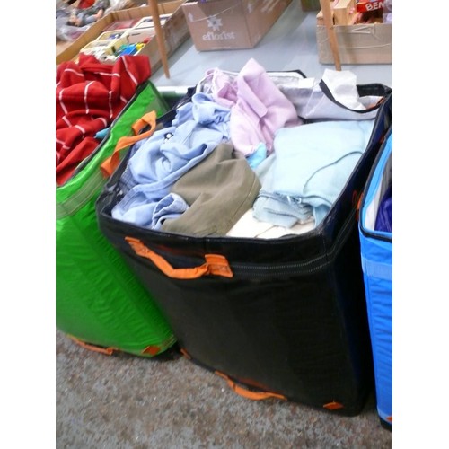 323 - VERY LARGE LOT OF MIXED CLOTHING ETC (BAG NOT INCLUDED)