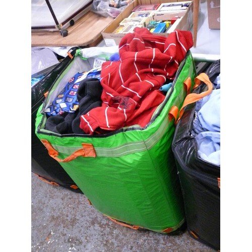 324 - VERY LARGE LOT OF MIXED CLOTHING ETC (BAG NOT INCLUDED)