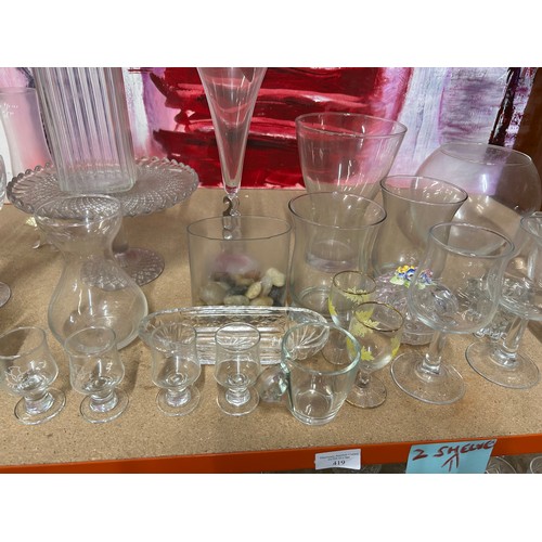 419 - 2 SHELVES OF GLASSWARE INCLUDING MATCHING CRYTSAL WINE GLASSES, BRANDY GLASSES, DECO LIQUEUR GLASSES... 