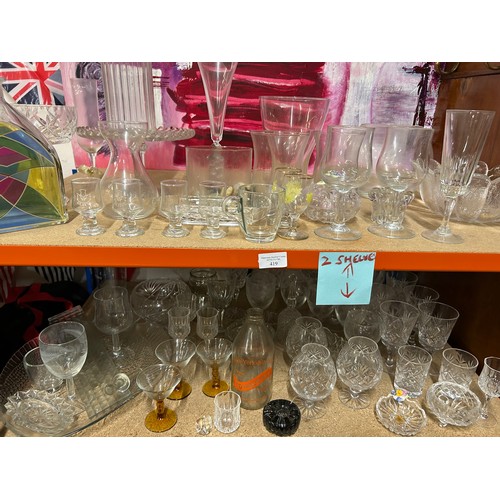 419 - 2 SHELVES OF GLASSWARE INCLUDING MATCHING CRYTSAL WINE GLASSES, BRANDY GLASSES, DECO LIQUEUR GLASSES... 