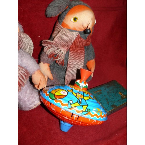 144 - VINTAGE TOYS INCLUDING 2 WOMBLES, A SPINNING TOP AND DRAUGHTS