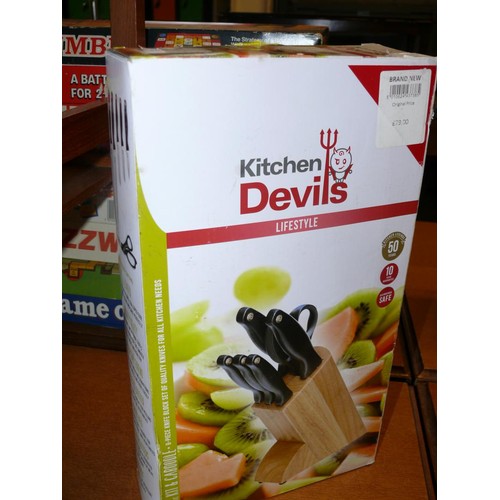 191 - KNIFE BLOCK AND KNIVES BY KITCHEN DEVILS - APPEARS NEW IN BOX