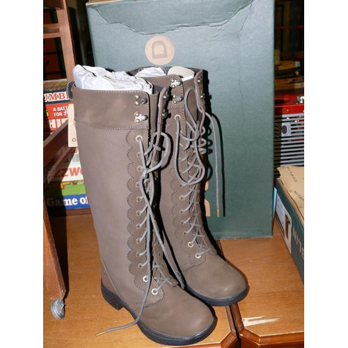 193 - PAIR OF QUALITY LADIES ADMIRAL BOOTS BY DUBLIN SIZE 6 UK - NEW IN BOX - COLOUR CHOCOLATE