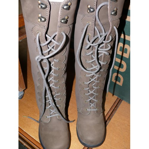 193 - PAIR OF QUALITY LADIES ADMIRAL BOOTS BY DUBLIN SIZE 6 UK - NEW IN BOX - COLOUR CHOCOLATE