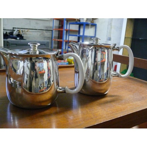 195 - GOOD QUALITY SILVER PLATED COFFEE AND TEA POT BY KENT PLATE WITH HEAT RESISTANT HANDLES. ALSO PAIR O... 