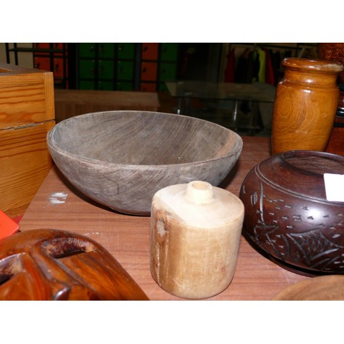 198 - SELECTION OF TREEN INCLUDING AFRICAN HARD WOOD BOWL, WALL MASK, TABLE LAMP ETC