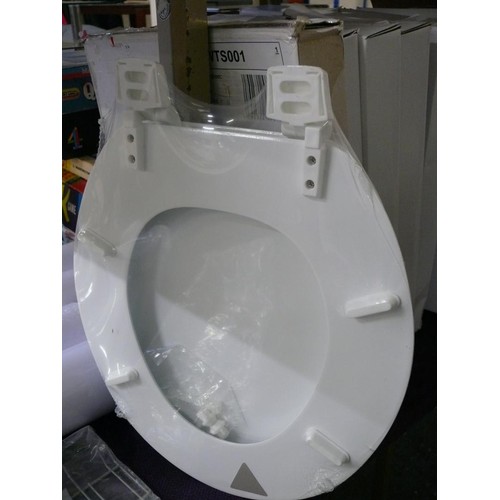 203 - BRAND NEW PURE WHITE TOILET SEAT - WOODEN - STILL BOXED