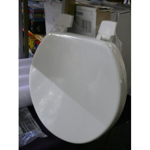 209 - BRAND NEW PURE WHITE TOILET SEAT - WOODEN - NO BOX