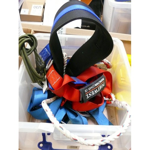 222 - HEAVY DUTY HOIST HARNESS WITH STRAPS BY PORTWEST TOGETHER WITH BUNGIE CORDS