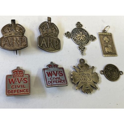 15 - COLLECTION OF SILVER BADGES WWII 2 A.R.P. THE ST JOHN`S AMBULANCE ASS. A MEMORIAL PENDANT MOTHER TO ... 