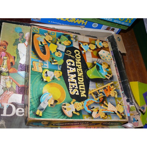 257 - COLLECTION OF VINTAGE BOARD GAMES TO INCLUDE SCRABBLE, CLUEDO, TWISTER, SPIROGRAPH, FUZZY FELT ETC