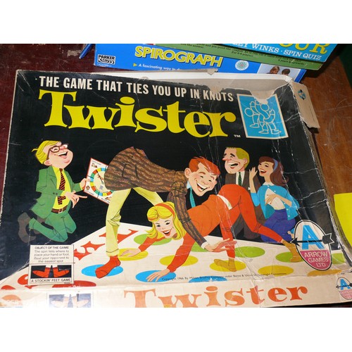 257 - COLLECTION OF VINTAGE BOARD GAMES TO INCLUDE SCRABBLE, CLUEDO, TWISTER, SPIROGRAPH, FUZZY FELT ETC