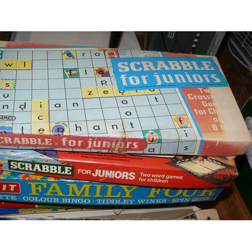 257 - COLLECTION OF VINTAGE BOARD GAMES TO INCLUDE SCRABBLE, CLUEDO, TWISTER, SPIROGRAPH, FUZZY FELT ETC