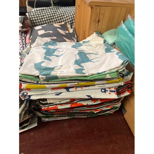 280 - LARGE SELECTION OF PICNIC BLANKETS PLUS A SELECTION OF TOTE BAGS ALL IN VARIOUS ANIMAL DESIGNS