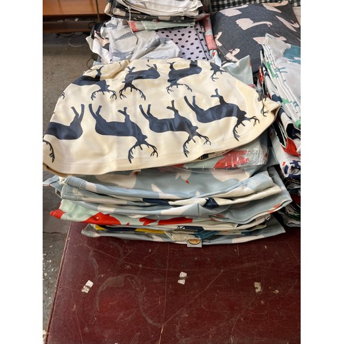 280 - LARGE SELECTION OF PICNIC BLANKETS PLUS A SELECTION OF TOTE BAGS ALL IN VARIOUS ANIMAL DESIGNS