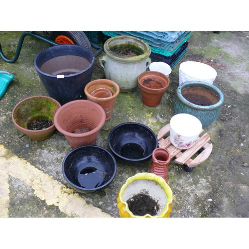 300 - SELECTION OF PLANTERS INCLUDING CERAMIC AND TERRACOTTA