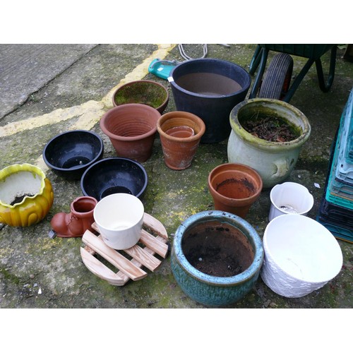 300 - SELECTION OF PLANTERS INCLUDING CERAMIC AND TERRACOTTA