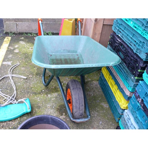 301 - PLASTIC LARGE WHEELBARROW IN GREEN