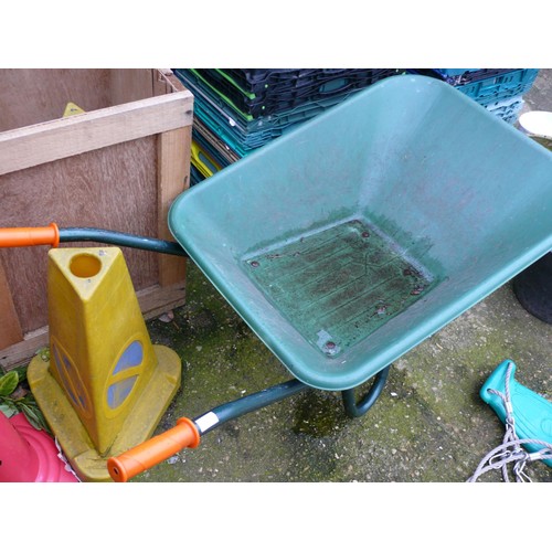 301 - PLASTIC LARGE WHEELBARROW IN GREEN