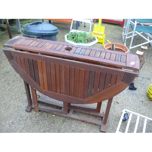 307 - TEAK ROUND DROPLEAF GARDEN TABLE WITH PARASOL HOLE, IN GOOD ORDER