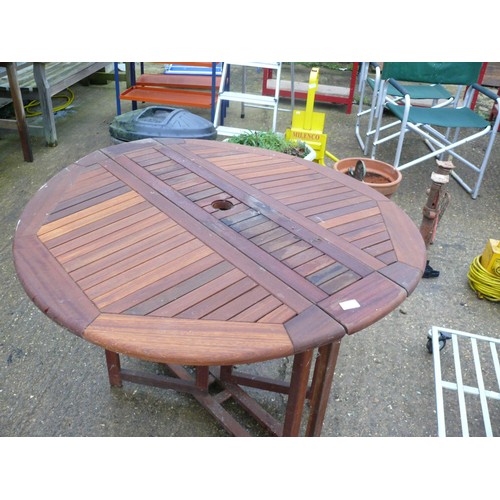 307 - TEAK ROUND DROPLEAF GARDEN TABLE WITH PARASOL HOLE, IN GOOD ORDER