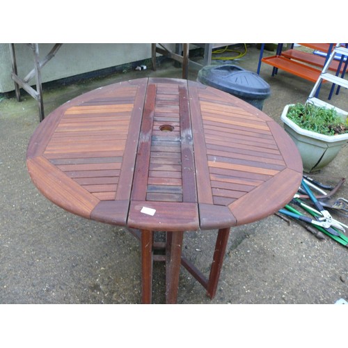 307 - TEAK ROUND DROPLEAF GARDEN TABLE WITH PARASOL HOLE, IN GOOD ORDER