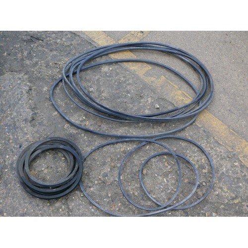 321 - LARGE QUANTITY OF V DRIVE BELTS OF VARIOUS SIZES